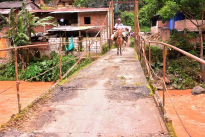 Secretario de Obras realizÃ³ recorrido en el corregimiento de Cisneros para mejorar la infraestructura de un puente peatonal