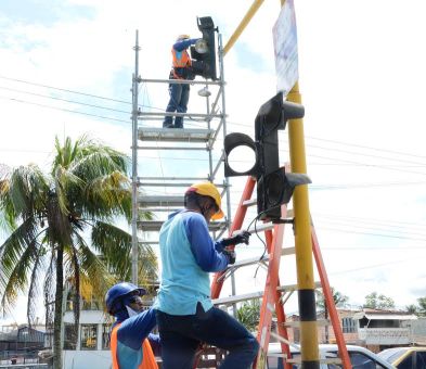 Ya iniciaron los trabajos en el semÃ¡foro del F8: Lucy Stella QuiÃ±ones Lara