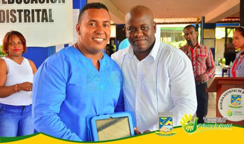SecretarÃ­a de EducaciÃ³n realizÃ³ entrega de tablets a docentes de Buenaventura