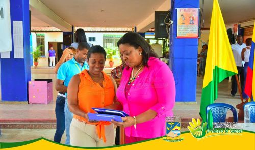 SecretarÃ­a de EducaciÃ³n realizÃ³ entrega de tablets a docentes de Buenaventura