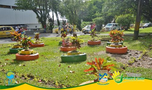 Establecimiento PÃºblico Ambiental recibe jardÃ­n creado con residuos sÃ³lidos en el separador de la autopista SimÃ³n BolÃ­var