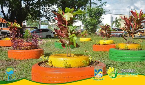 Establecimiento PÃºblico Ambiental recibe jardÃ­n creado con residuos sÃ³lidos en el separador de la autopista SimÃ³n BolÃ­var