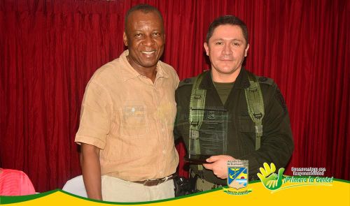 AlcaldÃ­a hace reconocimiento a comandante de la policÃ­a local