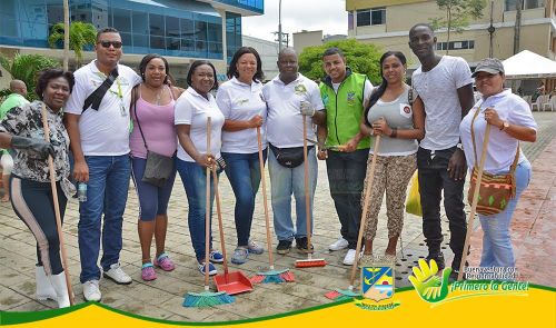 Alcalde Distrital EliÃ©cer Arboleda Torres liderÃ³ jornada de aseo en el Bulevar 