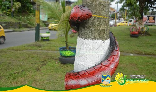 Con llantas y neumÃ¡ticos el Establecimiento PÃºblico Ambiental embellece el separador vial de la autopista SimÃ³n BolÃ­var