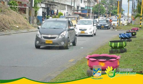 Con llantas y neumÃ¡ticos el Establecimiento PÃºblico Ambiental embellece el separador vial de la autopista SimÃ³n BolÃ­var