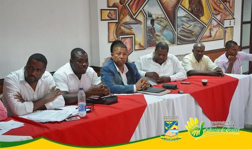 Alcalde Distrital se reuniÃ³ con los consejos comunitarios del RÃ­o Dagua para tratar el tema del macroproyecto San Antonio