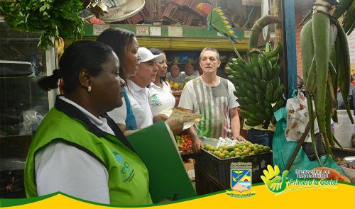 Comerciantes de la plaza de mercado JosÃ© Hilario LÃ³pez recibieron capacitaciÃ³n ambiental para su reubicaciÃ³n