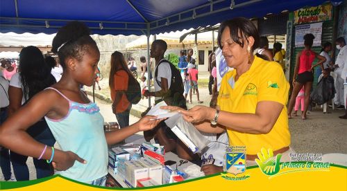 Personas de todas las edades asistieron masivamente a la jornada de salud, recreaciÃ³n y belleza adelantada por el despacho de la Gestora Social en el barrio La Playita