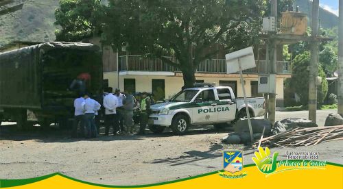 En operativo de control al trÃ¡fico de flora y fauna silvestre la CVC y PolicÃ­a Ambiental con apoyo del EPA mÃ¡s el Dagma inmovilizaron un vehÃ­culo que transportaba mangle ilegal