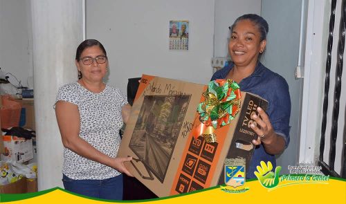 Ganadores del programa â€œContribuyente Estrellaâ€ recibieron premios en sus hogares