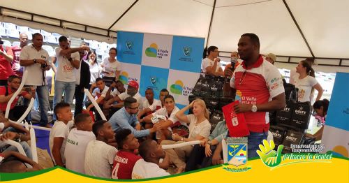 Futbolistas del Mundialito de Valores reciben dotaciÃ³n deportiva