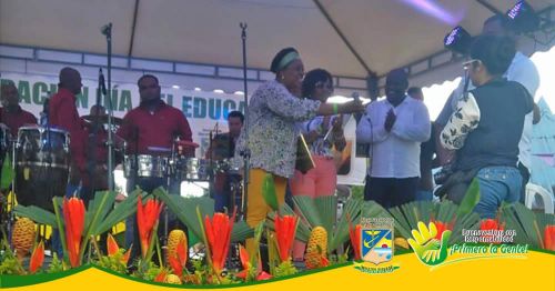 Al ritmo de las canciones de Harold Saa y la orquesta Milenio Docentes de Buenaventura celebraron su dÃ­a