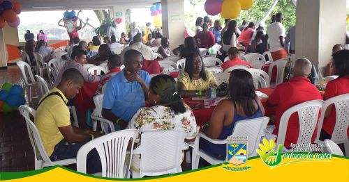 Al ritmo de las canciones de Harold Saa y la orquesta Milenio Docentes de Buenaventura celebraron su dÃ­a