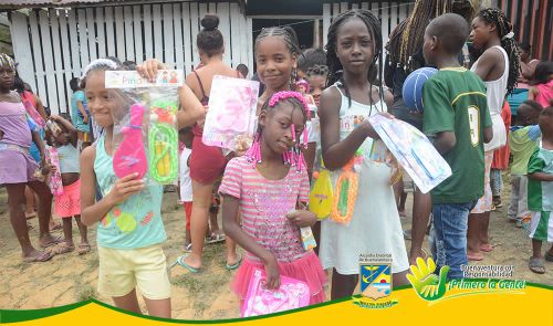 Gestora Social continÃºa llevando regalos a la zona rural de Buenaventura