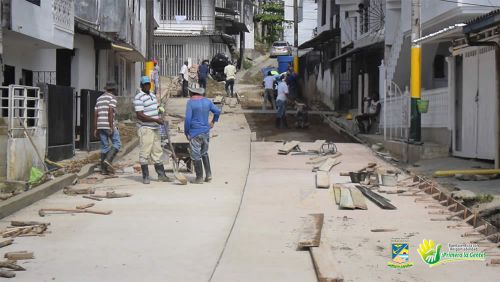 Trabajos de pavimentaciÃ³n en tres calles del barrio Las AmÃ©ricas avanzan sin contratiempo