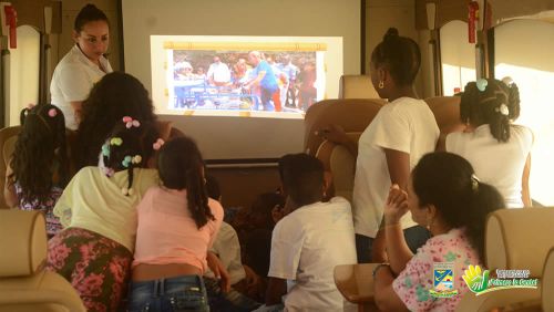 Los niÃ±os y niÃ±as del Distrito se subieron al Bus de La ParticipaciÃ³n