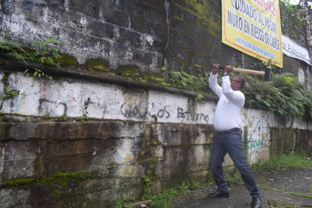 Se realizÃ³ la demoliciÃ³n del muro a punto de colapsar en la instituciÃ³n educativa San Rafael
