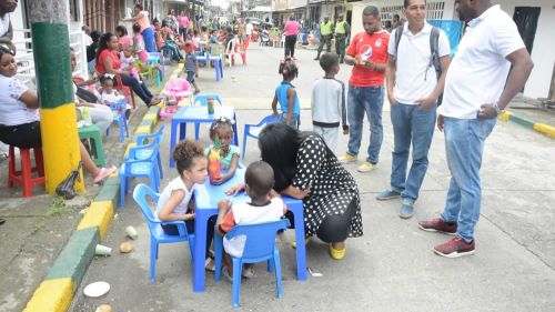 NiÃ±os y niÃ±as del barrio Alberto Lleras recibieron regalos de la Alcaldesa, Gestor Social y representantes de dos entidades bancarias de la ciudad 