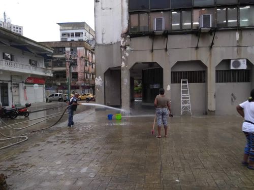 Gestor Social liderÃ³ LimpiatÃ³n para mejorar aspecto del edificio de la AlcaldÃ­a Distrital