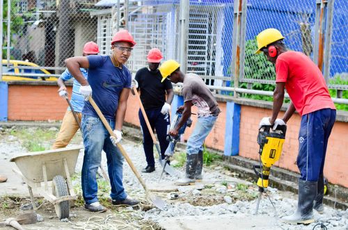 Reiniciaron los trabajos de construcciÃ³n en la cancha mÃºltiple del barrio EucarÃ­stico