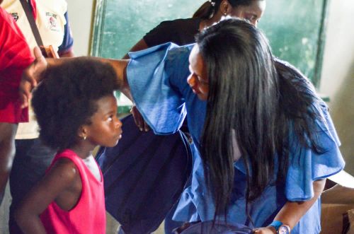AlcaldÃ­a Distrital realizÃ³ entrega de kits escolares en la vereda La Gloria