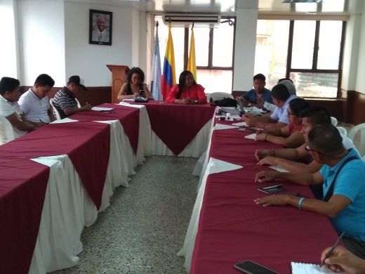 Buenaventura marzo 27 de 2019.  La Alcaldesa (e) Maby Yineth Viera Angulo, se reuniÃ³ con representantes de las organizaciones indÃ­genas de ORIVAC y ACIVA, con el objetivo de llegar acuerdos para resolver las solicitudes realizadas por las comunidades correspondientes a aÃ±os anteriores.  La actividad se llevÃ³ a cabo en el piso 12 del CAD, a donde acudieron los voceros indÃ­genas, asÃ­ como uno de los abogados que los representa y un contratista con los que realizan obras en sus resguardos y cabildos.  Las partes llegaron a varios acuerdos, entre ellos los siguientes:  *A partir del prÃ³ximo lunes 1 de abril se implementarÃ¡n mesas tÃ©cnicas con cada una de las SecretarÃ­as que tienen proyectos a desarrollar con las comunidades, ejercicio que iniciarÃ¡ a las 10:00 a.m. segÃºn la programaciÃ³n que se defina por parte de la AdministraciÃ³n.  *La GobernaciÃ³n del Valle aportarÃ¡ $1.500 millones para ayudar a cumplir compromisos de las vigencias 2017 â€“ 2018 que estÃ¡n desfinanciados, por su parte el gobierno local concurrirÃ¡ con $1.500 millones para ayudar en ese mismo proceso y tener asegurados recursos para la vigencia 2019.  *Se crearÃ¡ una comisiÃ³n permanente de seguimiento a los compromisos conformada por la GobernaciÃ³n, ORIVAC, ACIVA y la AlcaldÃ­a Distrital a travÃ©s de la SecretarÃ­a de Convivencia.  *Las comunidades solicitaron que la Alcaldesa (e) haga presencia en la Minga para refrendar los acuerdos a los que llegaron en la reuniÃ³n de este miÃ©rcoles.  *El prÃ³ximo 26 de abril a las 8:00 a.m. se realizarÃ¡ una Mesa de ConcertaciÃ³n entre la AdministraciÃ³n Distrital y las comunidades indÃ­genas.  *Cada 10 Ã³ 15 dÃ­as se revisarÃ¡n los avances de los compromisos adquiridos con los indÃ­genas.
