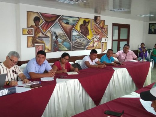 Buenaventura marzo 27 de 2019.  La Alcaldesa (e) Maby Yineth Viera Angulo, se reuniÃ³ con representantes de las organizaciones indÃ­genas de ORIVAC y ACIVA, con el objetivo de llegar acuerdos para resolver las solicitudes realizadas por las comunidades correspondientes a aÃ±os anteriores.  La actividad se llevÃ³ a cabo en el piso 12 del CAD, a donde acudieron los voceros indÃ­genas, asÃ­ como uno de los abogados que los representa y un contratista con los que realizan obras en sus resguardos y cabildos.  Las partes llegaron a varios acuerdos, entre ellos los siguientes:  *A partir del prÃ³ximo lunes 1 de abril se implementarÃ¡n mesas tÃ©cnicas con cada una de las SecretarÃ­as que tienen proyectos a desarrollar con las comunidades, ejercicio que iniciarÃ¡ a las 10:00 a.m. segÃºn la programaciÃ³n que se defina por parte de la AdministraciÃ³n.  *La GobernaciÃ³n del Valle aportarÃ¡ $1.500 millones para ayudar a cumplir compromisos de las vigencias 2017 â€“ 2018 que estÃ¡n desfinanciados, por su parte el gobierno local concurrirÃ¡ con $1.500 millones para ayudar en ese mismo proceso y tener asegurados recursos para la vigencia 2019.  *Se crearÃ¡ una comisiÃ³n permanente de seguimiento a los compromisos conformada por la GobernaciÃ³n, ORIVAC, ACIVA y la AlcaldÃ­a Distrital a travÃ©s de la SecretarÃ­a de Convivencia.  *Las comunidades solicitaron que la Alcaldesa (e) haga presencia en la Minga para refrendar los acuerdos a los que llegaron en la reuniÃ³n de este miÃ©rcoles.  *El prÃ³ximo 26 de abril a las 8:00 a.m. se realizarÃ¡ una Mesa de ConcertaciÃ³n entre la AdministraciÃ³n Distrital y las comunidades indÃ­genas.  *Cada 10 Ã³ 15 dÃ­as se revisarÃ¡n los avances de los compromisos adquiridos con los indÃ­genas.