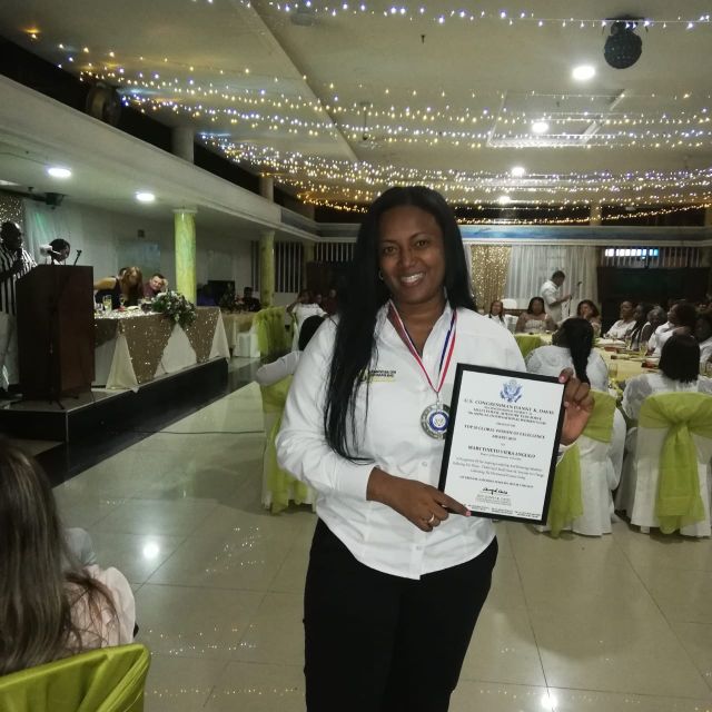 Maby Yineth Viera Angulo, alcaldesa (e) de Buenaventura agradeciÃ³ a la CoaliciÃ³n MultiÃ©tnica Americana por el galardÃ³n entregado