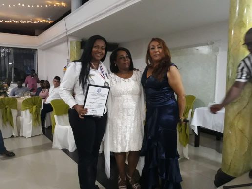 Maby Yineth Viera Angulo, alcaldesa (e) de Buenaventura agradeciÃ³ a la CoaliciÃ³n MultiÃ©tnica Americana por el galardÃ³n entregado