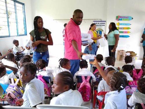AlcaldÃ­a Distrital y Club de Leones realizaron entrega de kits escolares en la zona rural