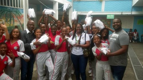 La GobernaciÃ³n del Valle entregÃ³ ocho mil pares de tenis en cuatro colegios oficiales del Distrito con supervisiÃ³n de la SecretarÃ­a de EducaciÃ³n