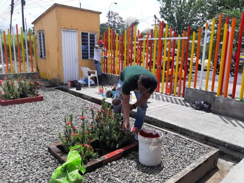 Con apoyo del comercio y comunidad en general se realizÃ³ "PintatÃ³n" de la biblioteca municipal Torre Fuerte