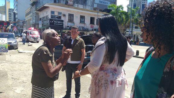 Alcaldesa visitÃ³ los puestos de comidas tÃ­picas ubicados frente al Centro Administrativo Distrital (CAD)