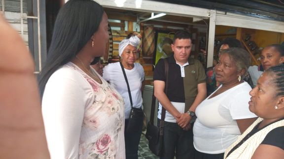 Alcaldesa visitÃ³ los puestos de comidas tÃ­picas ubicados frente al Centro Administrativo Distrital (CAD)