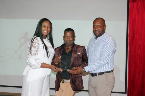 Reconocimiento de la AdministraciÃ³n Distrital al preparador de reinas Williams Perlaza