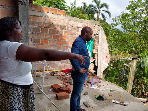 AlcaldÃ­a entregÃ³ ayudas humanitarias a las familias afectadas por colapso de viviendas en la comuna doce 