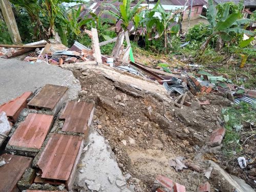 AlcaldÃ­a entregÃ³ ayudas humanitarias a las familias afectadas por colapso de viviendas en la comuna doce 