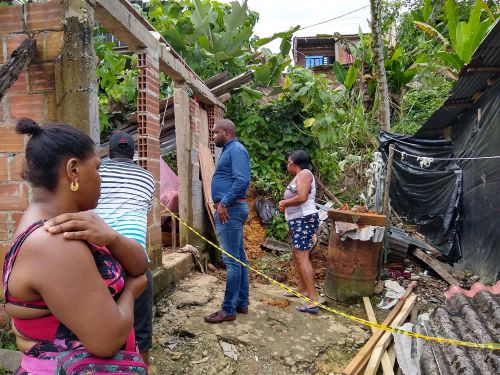 AlcaldÃ­a entregÃ³ ayudas humanitarias a las familias afectadas por colapso de viviendas en la comuna doce 