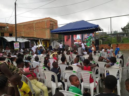 La comunidad de los barrios Campo Alegre e Inmaculada disfrutaron con la AdministraciÃ³n Distrital â€œCine al Barrioâ€