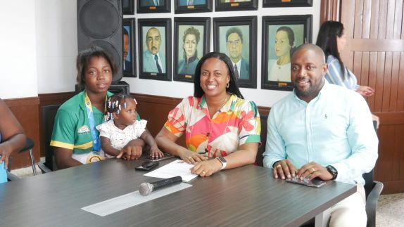 Gran recibimiento de la AdministraciÃ³n Distrital y la comunidad bonaverense a Tatiana RenterÃ­a, campeona mundial de lucha, playa