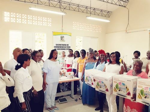 Madres cabeza de familia del programa Red Unidos residentes en Llano Bajo recibieron de la Alcaldesa Distrital mÃ¡quinas de coser y otros elementos