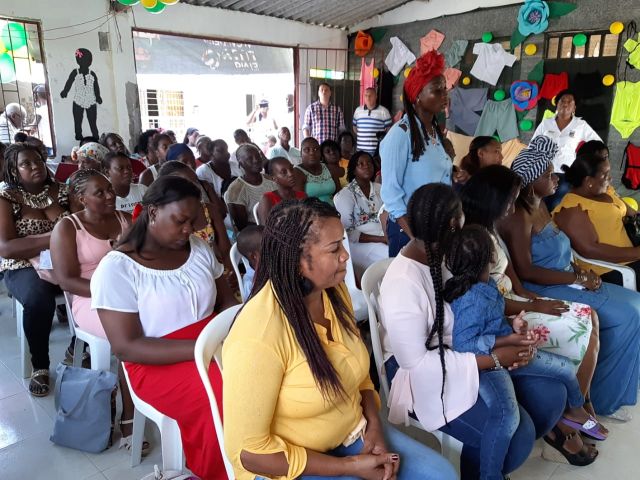 Madres cabeza de familia del programa Red Unidos residentes en Llano Bajo recibieron de la Alcaldesa Distrital mÃ¡quinas de coser y otros elementos