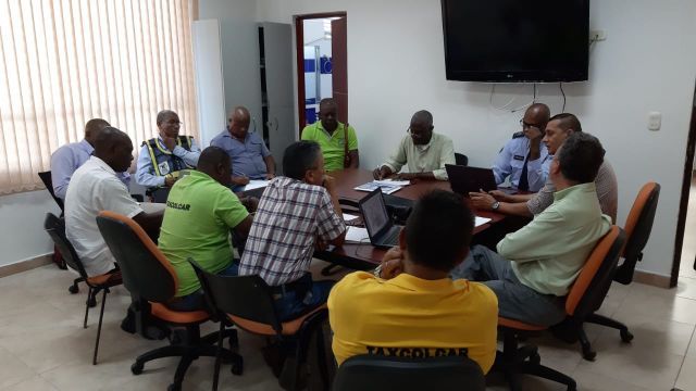 AdministraciÃ³n liderÃ³ reuniÃ³n para determinar intervenciones en la avenida SimÃ³n BolÃ­var por parte del InvÃ­as