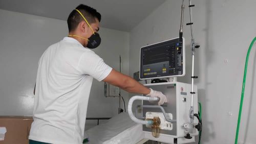 Alcalde VÃ­ctor Vidal constatÃ³ instalaciÃ³n de ventiladores en el Hospital LuÃ­s Ablanque de la Plata
