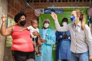 Directora Nacional del ICBF visitó Buenaventura y junto a la Gestora Social del Distrito entregaron kit alimenticio a niños con hogares vulnerables 
