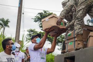 Directora Nacional del ICBF visitó Buenaventura y junto a la Gestora Social del Distrito entregaron kit alimenticio a niños con hogares vulnerables 