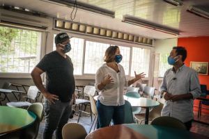 Directora Nacional del ICBF visitó Buenaventura y junto a la Gestora Social del Distrito entregaron kit alimenticio a niños con hogares vulnerables 