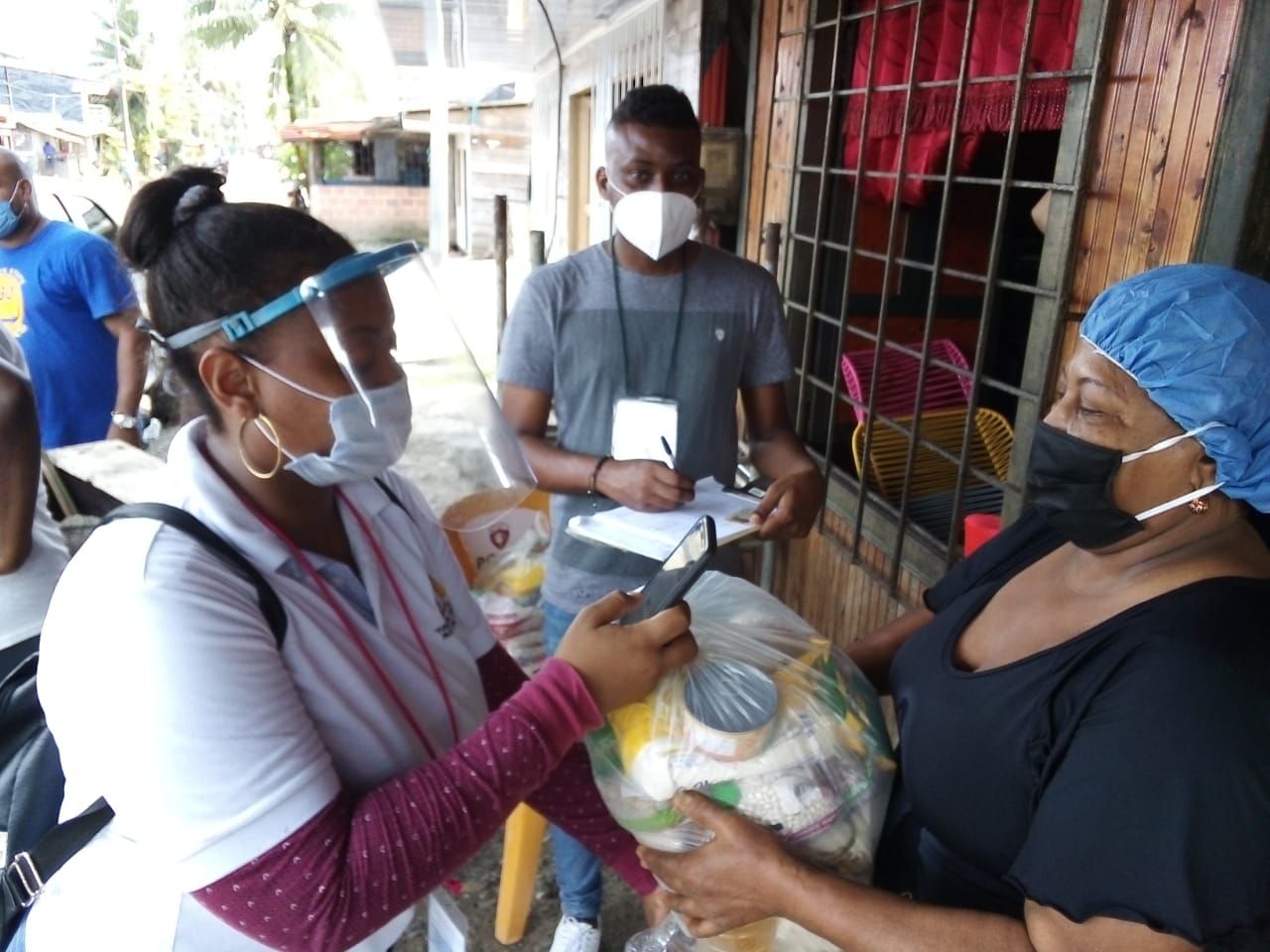 Alcaldía culminó entrega de ayudas humanitarias en la comuna nueve de Buenaventura