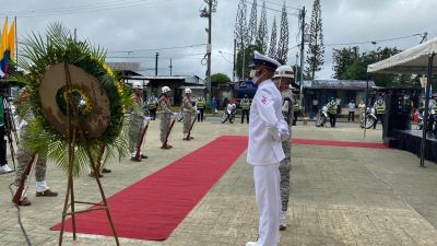 Con ofrenda floral se celebró en Buenaventura la independencia de Colombia